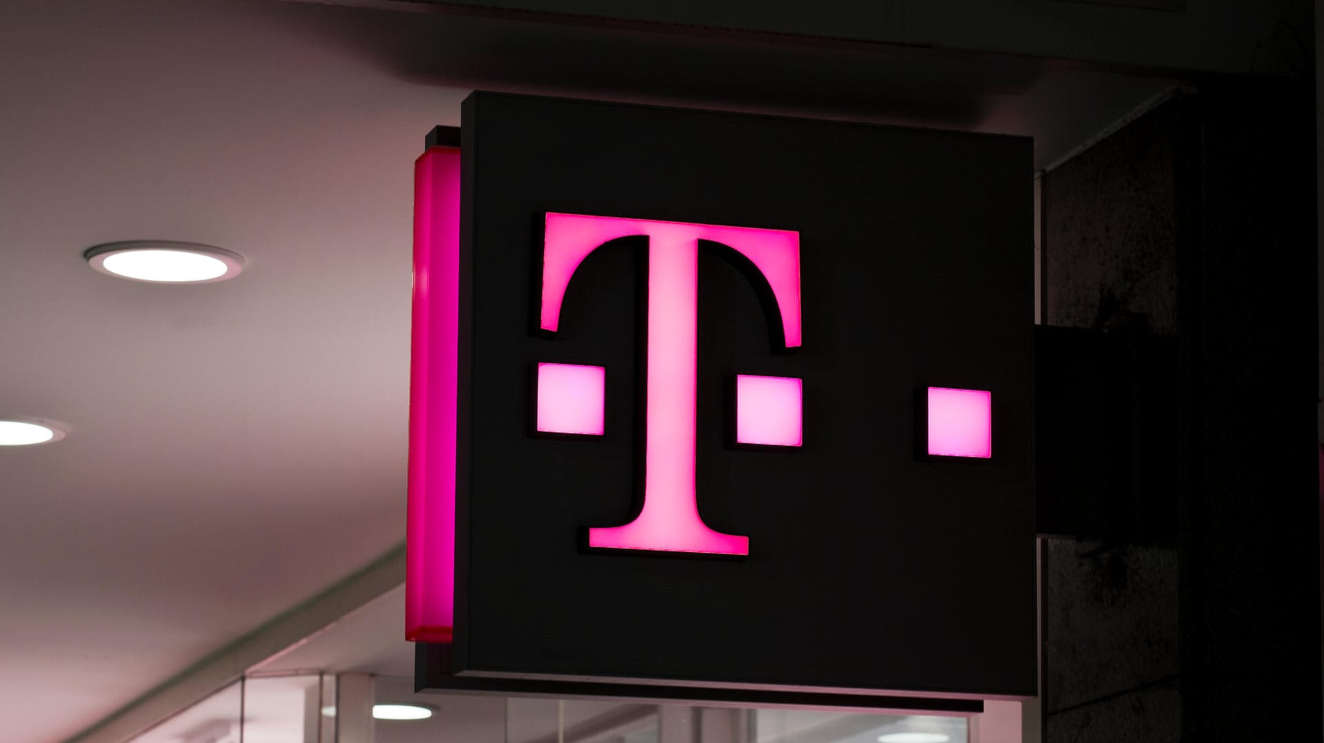 Das Logo der Deutschen Telekom (Symbolbild): Der Konzern verschenkt regelmäßig Datenvolumen an Kunden.