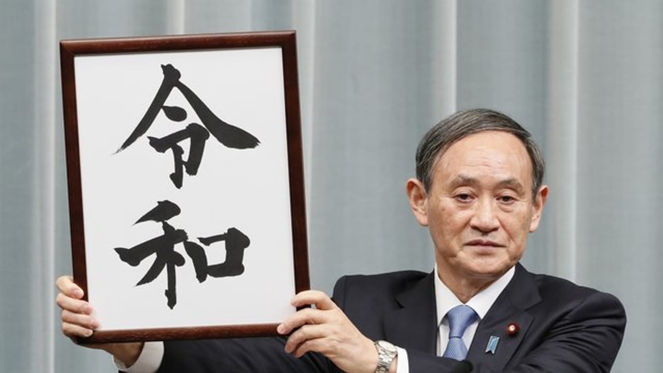 Yoshihide Suga, Chefkabinettssekretär von Japan, gibt den Namen des neuen Zeitalters bekannt: "Reiwa".
