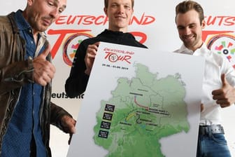 Die Radprofis John Degenkolb (l-r), Nikias Arndt und Maximilian Schachmann zeigen eine Karte mit den Stationen der diesjährigen Deutschland-Tour.