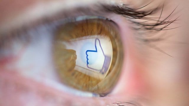 Wer Beiträge eines bestimmten Nutzers häufiger mit "Gefällt mir" markiert, bekommt sie auch eher im News Feed angezeigt. Wer Beiträge eines bestimmten Nutzers häufiger mit "Gefällt mir" markiert, bekommt sie auch eher im News Feed angezeigt.