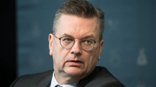Reinhard Grindel steht wegen zusätzlicher Einkünfte in der Kritik.
