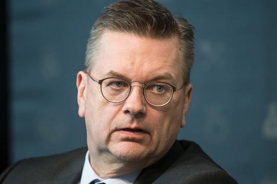 Reinhard Grindel steht wegen zusätzlicher Einkünfte in der Kritik.