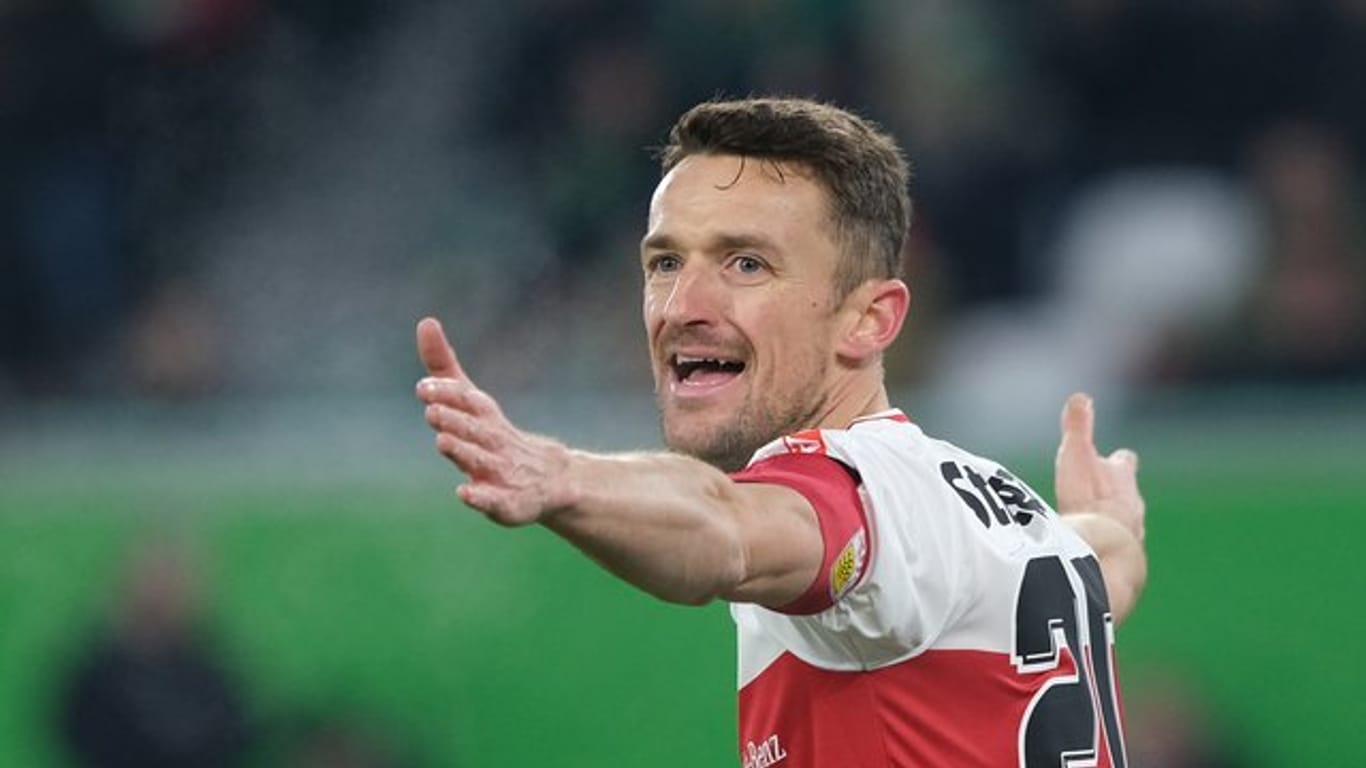 Stuttgarts Christian Gentner hat sich im Spiel gegen Frankfurt verletzt.