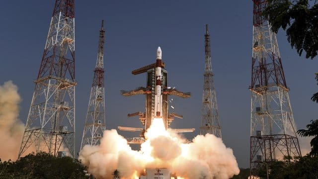 Die Trägerrakete PSLV startet vom Satish Dhawan Space Centre. Die Trägerrakete PSLV startet vom Satish Dhawan Space Centre.