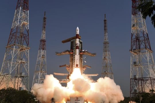 Die Trägerrakete PSLV startet vom Satish Dhawan Space Centre.