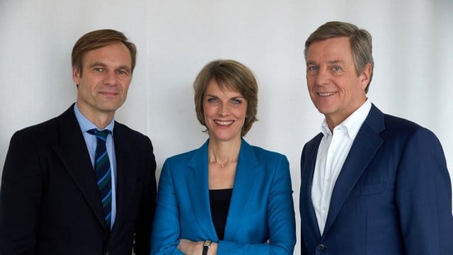 Die "heute journal"-Moderatoren Marietta Slomka und Claus Kleber (r) und Redaktionsleiter Wulf Schmiese im ZDF-"heute"-Studio.