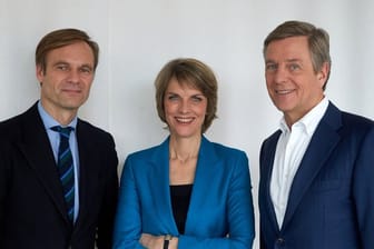Die "heute journal"-Moderatoren Marietta Slomka und Claus Kleber (r) und Redaktionsleiter Wulf Schmiese im ZDF-"heute"-Studio.