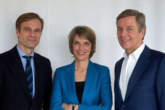 Die "heute journal"-Moderatoren Marietta Slomka und Claus Kleber (r) und Redaktionsleiter Wulf Schmiese im ZDF-"heute"-Studio.