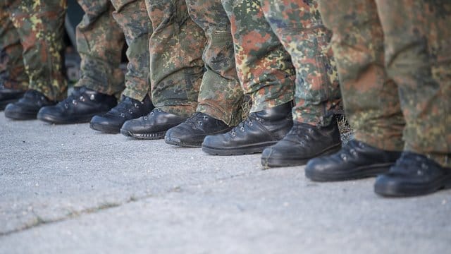 Die Bundeswehr braucht Nachwuchs und wirbt darum auch an Schulen. Die Bundeswehr braucht Nachwuchs und wirbt darum auch an Schulen.