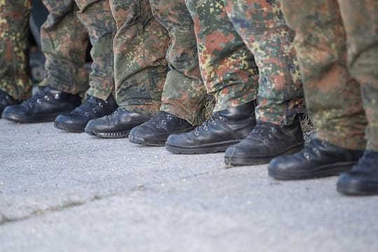 Die Bundeswehr braucht Nachwuchs und wirbt darum auch an Schulen.
