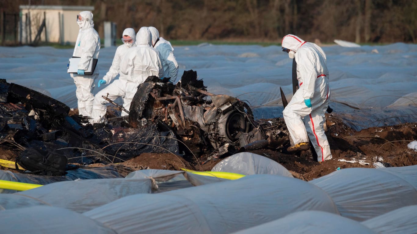 Luftfahrtexperten untersuchen das Wrack des Kleinflugzeuges in der Nähe des Flugplatzes Egelsbach. Die Maschine war nach dem Absturz auf einem Spargelfeld komplett ausgebrannt.
