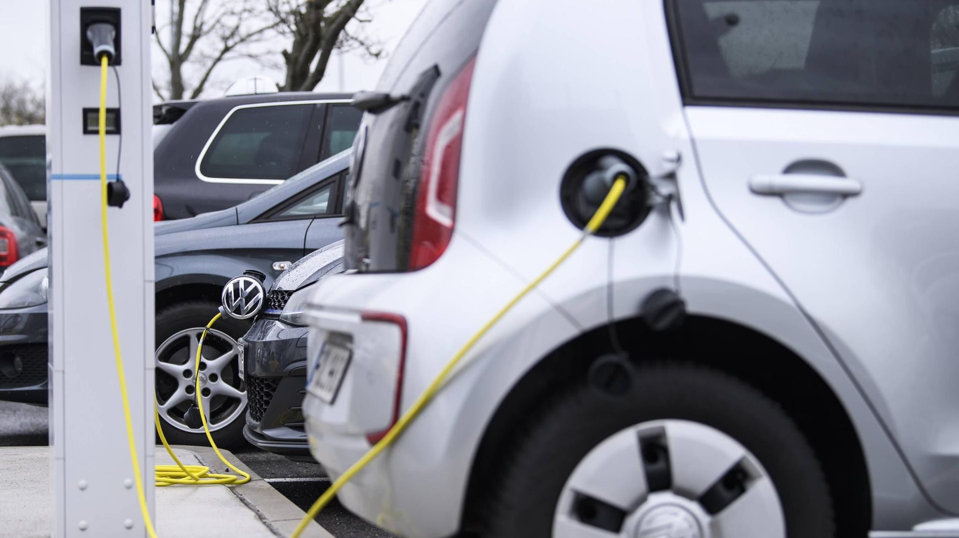 E-Autos an der Ladesäule: Fehlende Infrastruktur sehen Kritiker als ein großes Manko des alternativen Antriebs.