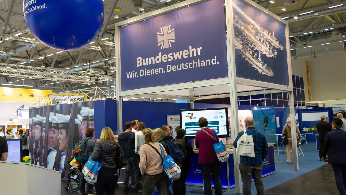 Stand der Bundeswehr auf einer Messer: Die Berliner SPD will Bundeswehr-Werbung an Schulen verbieten.