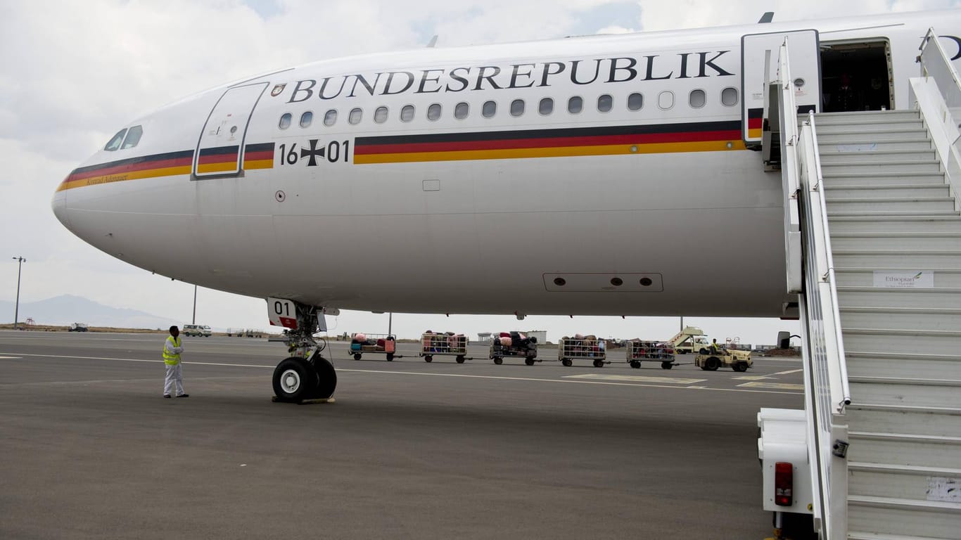Der Airbus A340 "Konrad Adenauer" der Flugbereitschaft der Bundeswehr: Nach viermonatiger Generalüberholung hat der Flieger in New York nun Reifenprobleme.
