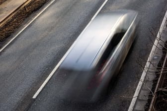Ein rasendes Auto: Über 200 km/h fuhren zwei Männer in der Bochumer Innenstadt. (Symbolbild)