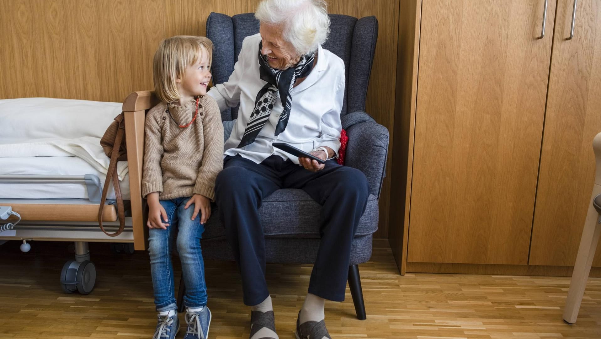 Eine Seniorin mit Kind im Altenheim: Eine Zweijährige in Friedrichshafen am Bodensee ist ausgebüxt. (Symbolbild)