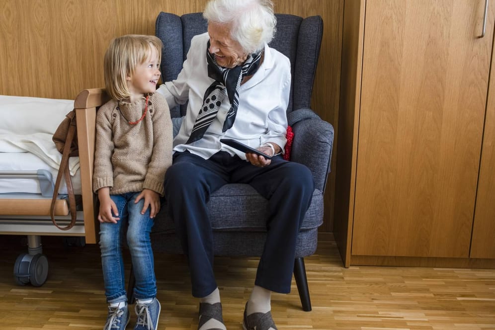Eine Seniorin mit Kind im Altenheim: Eine Zweijährige in Friedrichshafen am Bodensee ist ausgebüxt. (Symbolbild)