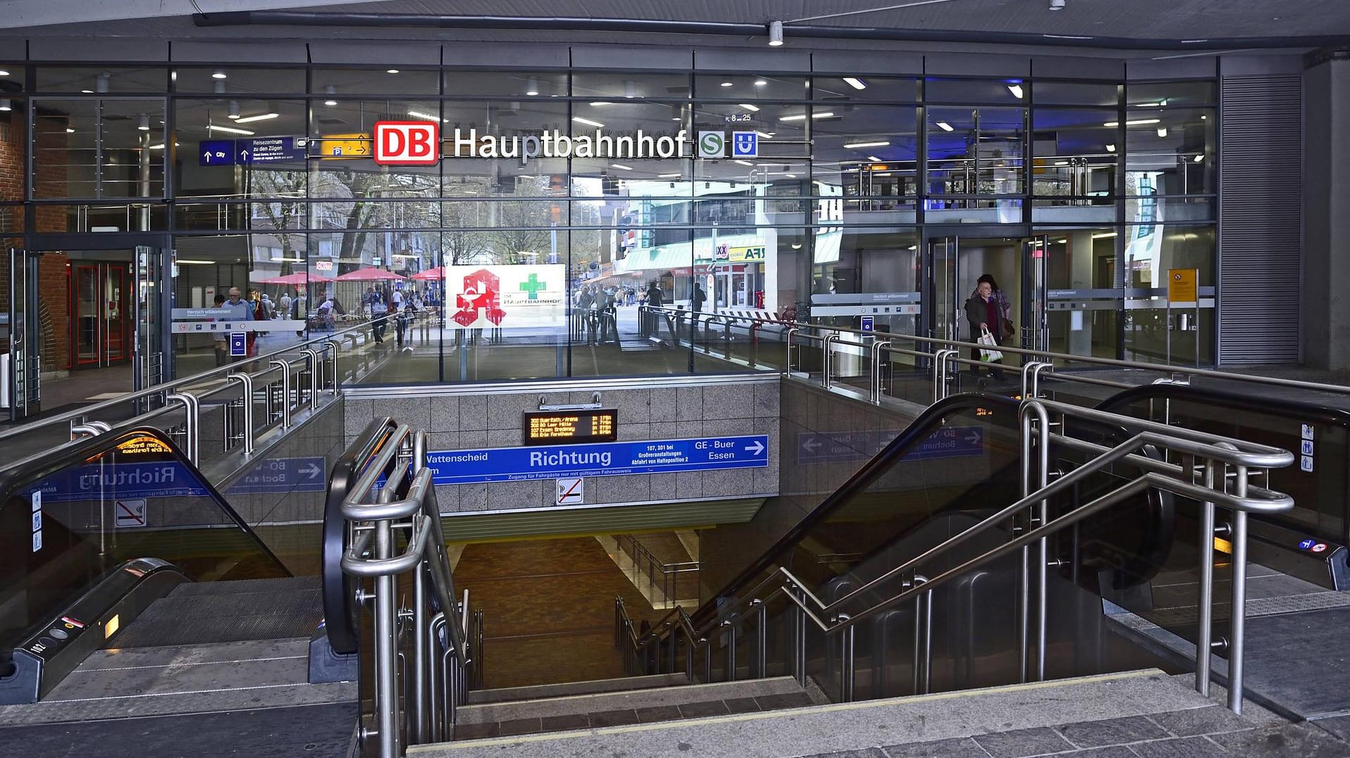 Gelsenkirchener Hauptbahnhof: Ein Unbekannter ließ hier einen Böller hochgehen. Gelsenkirchener Hauptbahnhof: Ein Unbekannter ließ hier einen Böller hochgehen.