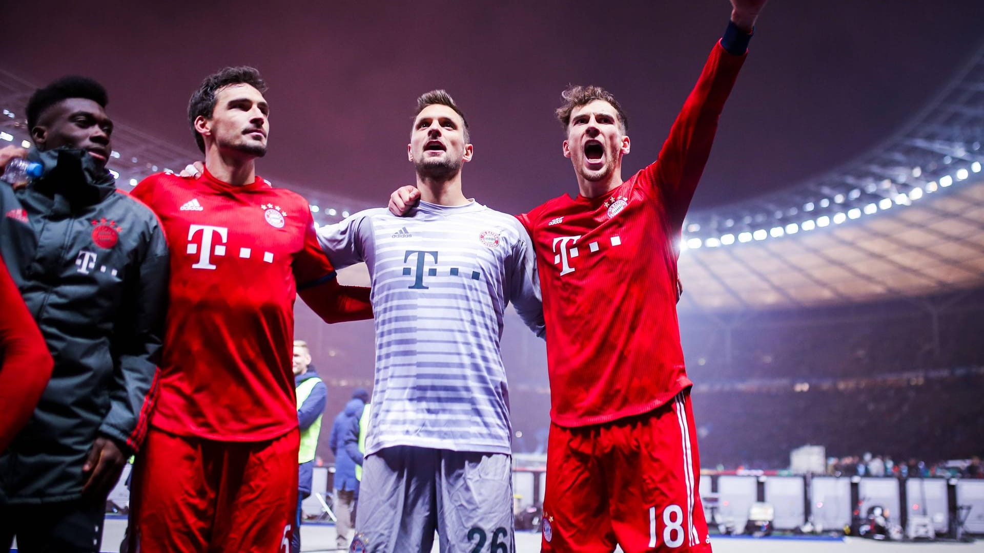 Mats Hummels, Torhueter Sven Ulreich und Leon Goretzka jubeln,