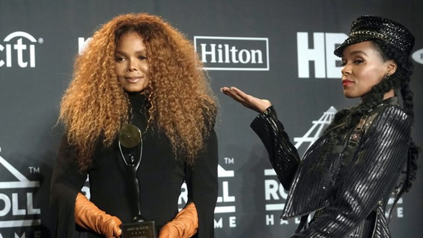 Janelle Monáe präsentiert Janet Jackson (l), die in die Rock and Roll Hall of Fame aufgenommen wurde.