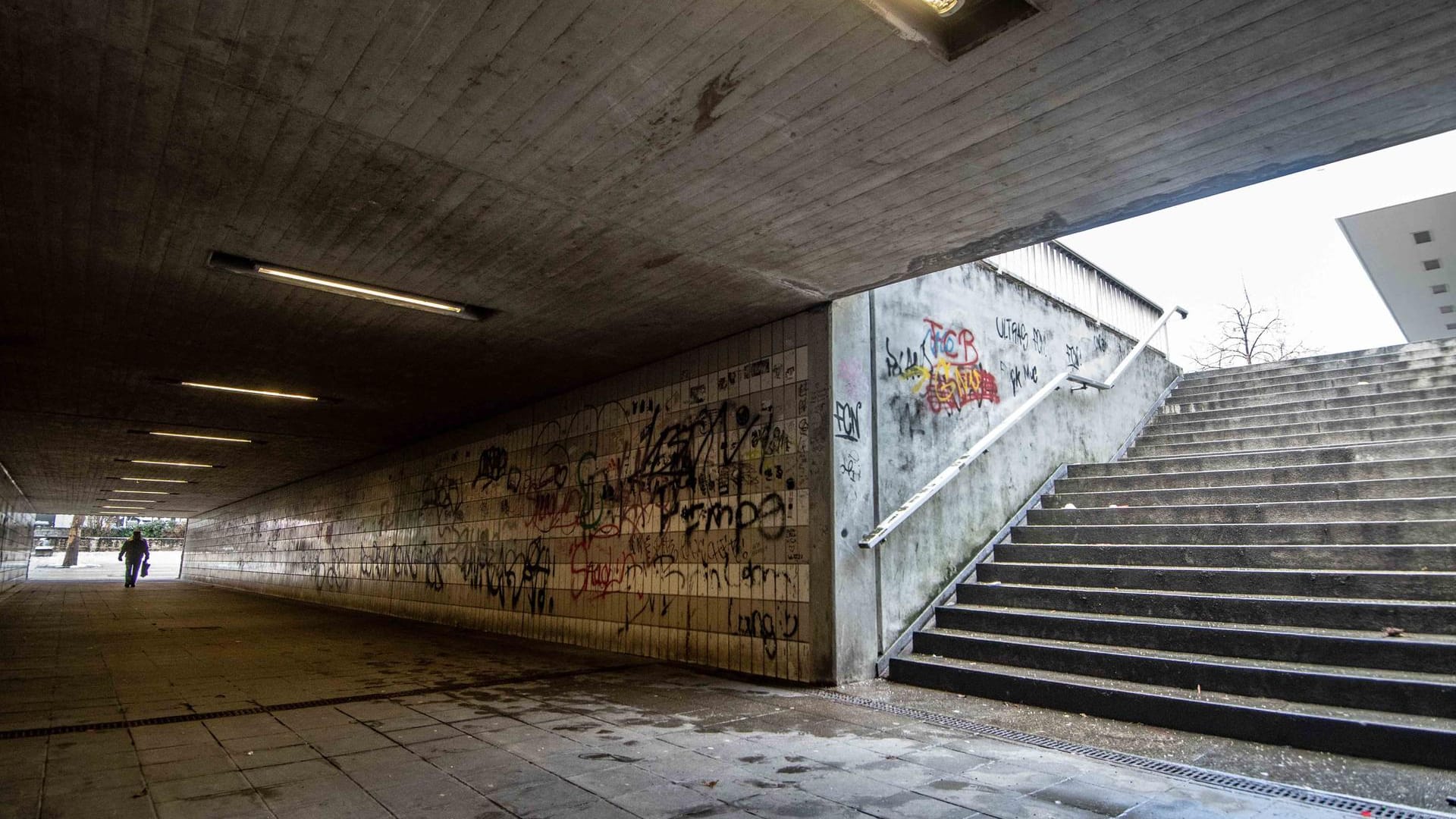 Straßenunterführung nahe dem Amberger Bahnhof: Vier junge Asylbewerber sollen in Amberg wahllos Passanten geschlagen haben.