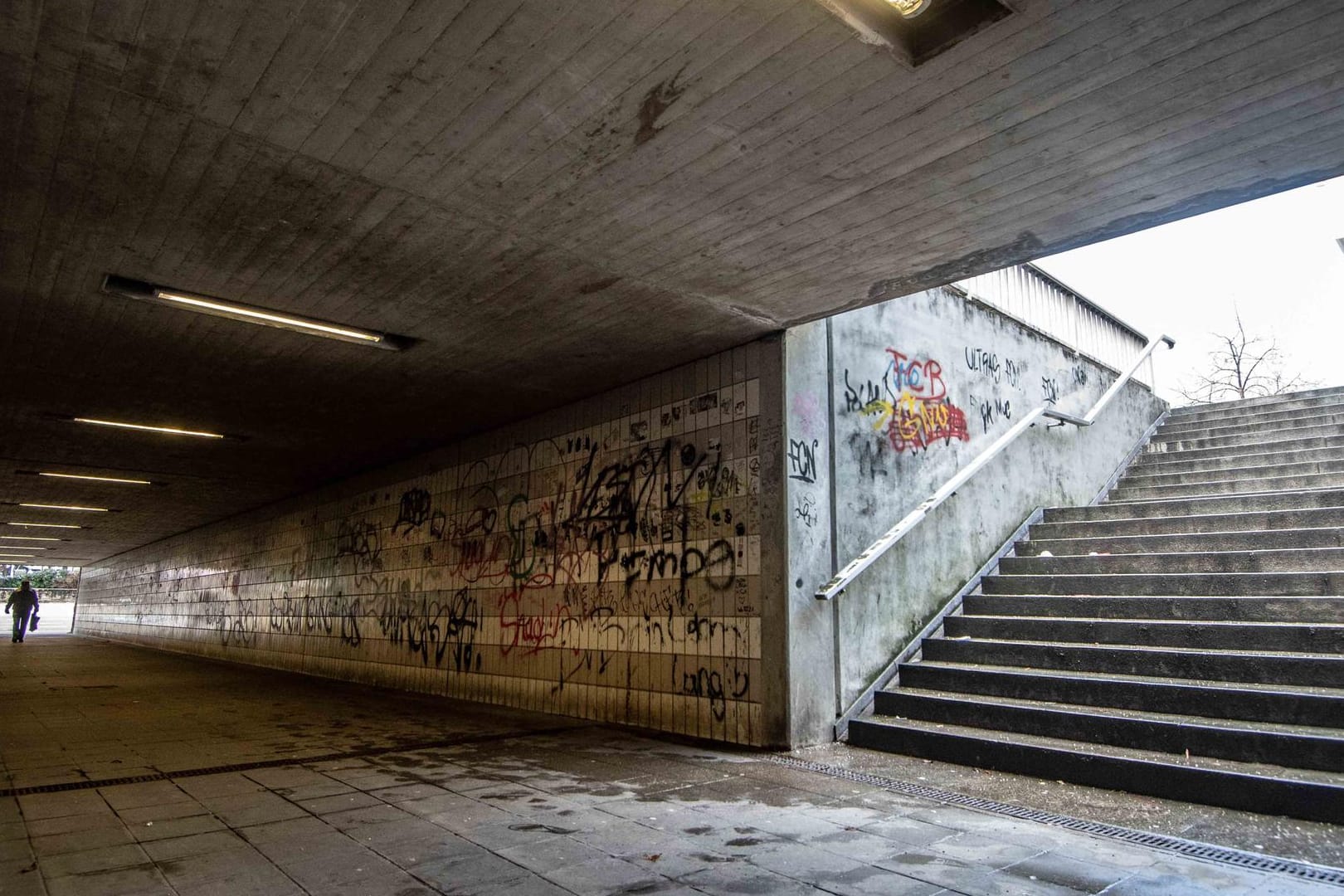 Straßenunterführung nahe dem Amberger Bahnhof: Vier junge Asylbewerber sollen in Amberg wahllos Passanten geschlagen haben.