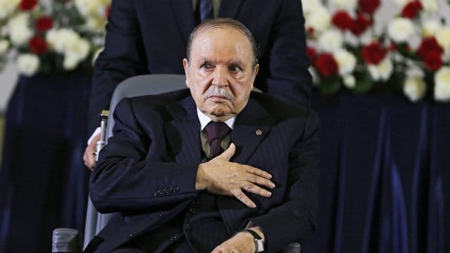 Der algerische Präsident Abdelaziz Bouteflika sitzt seit einem Schlaganfall 2013 im Rollstuhl und hat große Probleme zu sprechen. Der algerische Präsident Abdelaziz Bouteflika sitzt seit einem Schlaganfall 2013 im Rollstuhl und hat große Probleme zu sprechen.