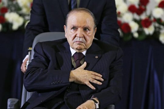 Der algerische Präsident Abdelaziz Bouteflika sitzt seit einem Schlaganfall 2013 im Rollstuhl und hat große Probleme zu sprechen.