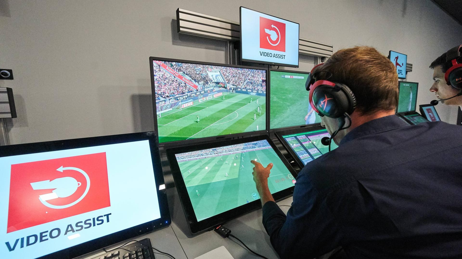 VAR-Raum (Symbolbild): In China griff ein Videoschiedsrichter bei einer Abseitsentscheidung zu einem Blatt Papier.