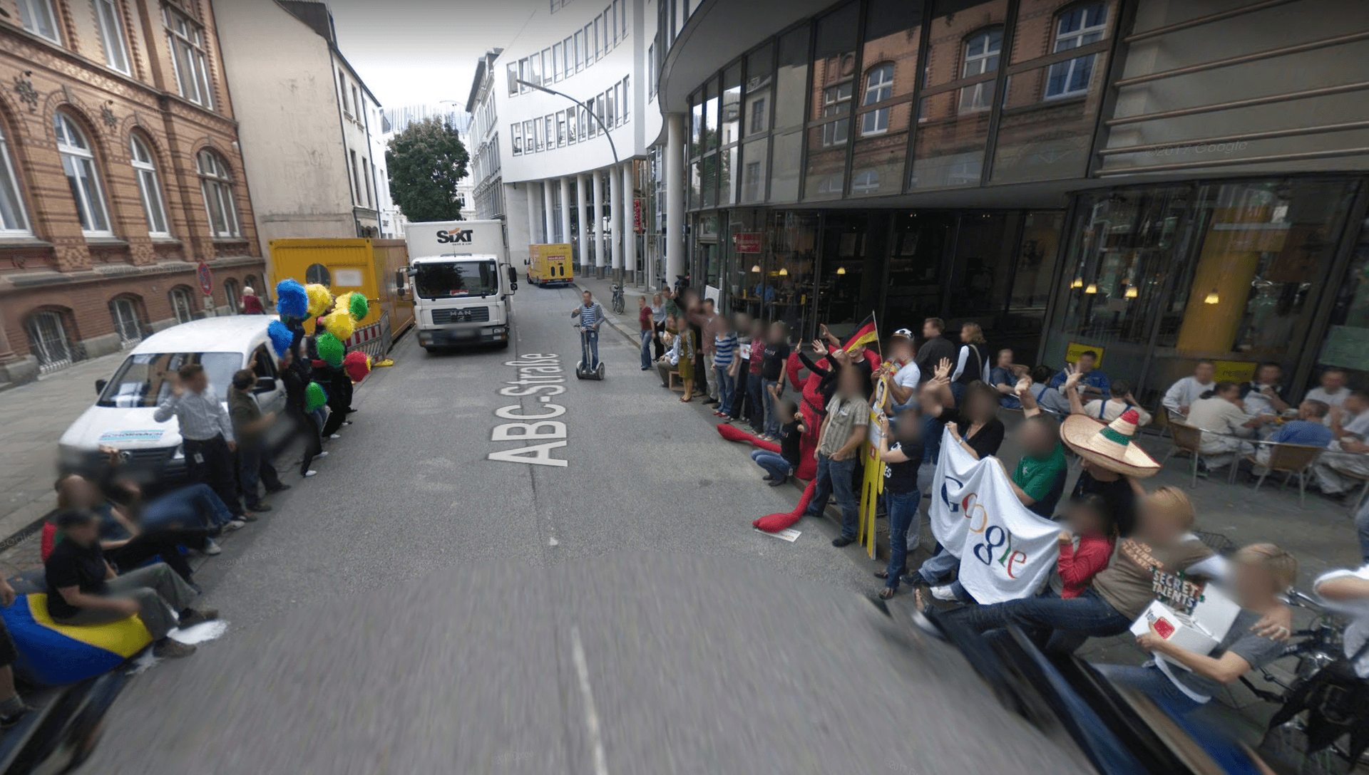 Willkommen in 2008: Googles Mitarbeiter winkten damals dem vorbeifahrenden Kamerafahrzeug für die Street View-Bilder zu. Seither sind die Bilder im Netz und Google hat sich vom Aktualisieren in Deutschland verabschiedet.