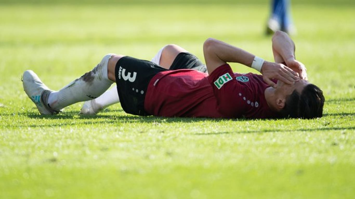 Hannover 96 muss mehrere Wochen auf Verteidiger Miiko Albornoz verzichten.