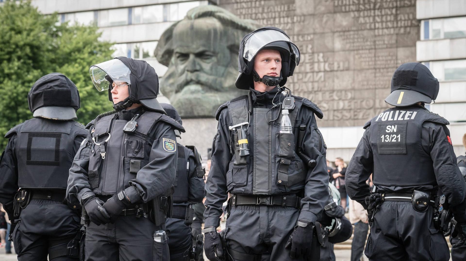 Polizisten in der Chemnitzer Innenstadt bei Demonstrationen nach dem Tod eines Deutschen: Einer der Verdächtigen soll schon 2017 jemanden angegriffen haben.