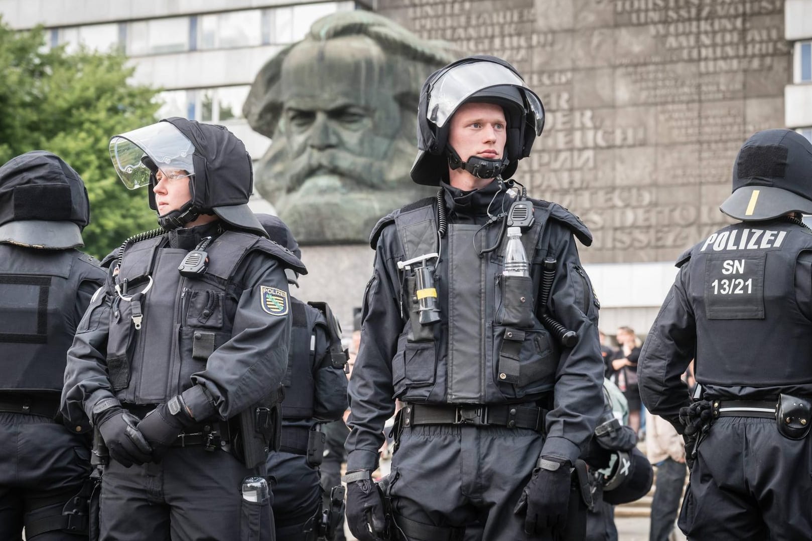 Polizisten in der Chemnitzer Innenstadt bei Demonstrationen nach dem Tod eines Deutschen: Einer der Verdächtigen soll schon 2017 jemanden angegriffen haben.