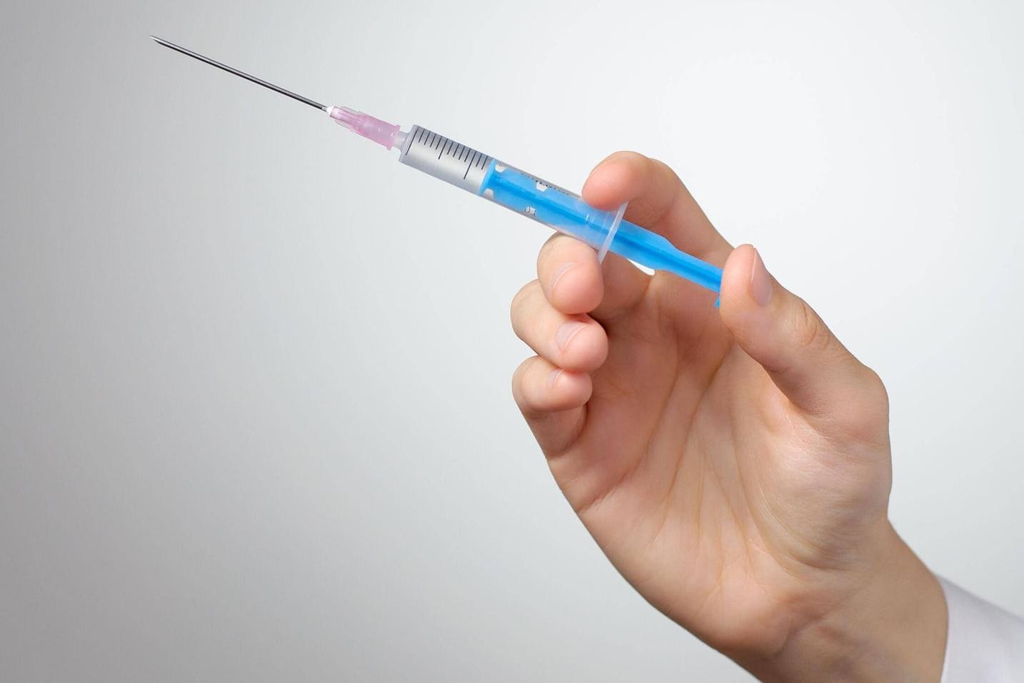 Ein Mann hält eine Spritze (Symbolbild): Ein Hilfspfleger soll sechs Patienten ermordet haben.