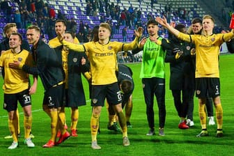 Jubel bei den Dresdner Spielern: Für Dynamo war der Sieg in Aue der erste Erfolg im Jahr 2019.