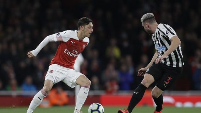 Mesut Özil (l) feierte mit seinem Team einen Heimsieg.