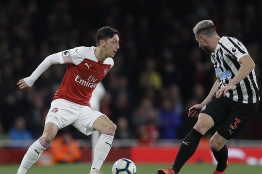 Mesut Özil (l) feierte mit seinem Team einen Heimsieg.