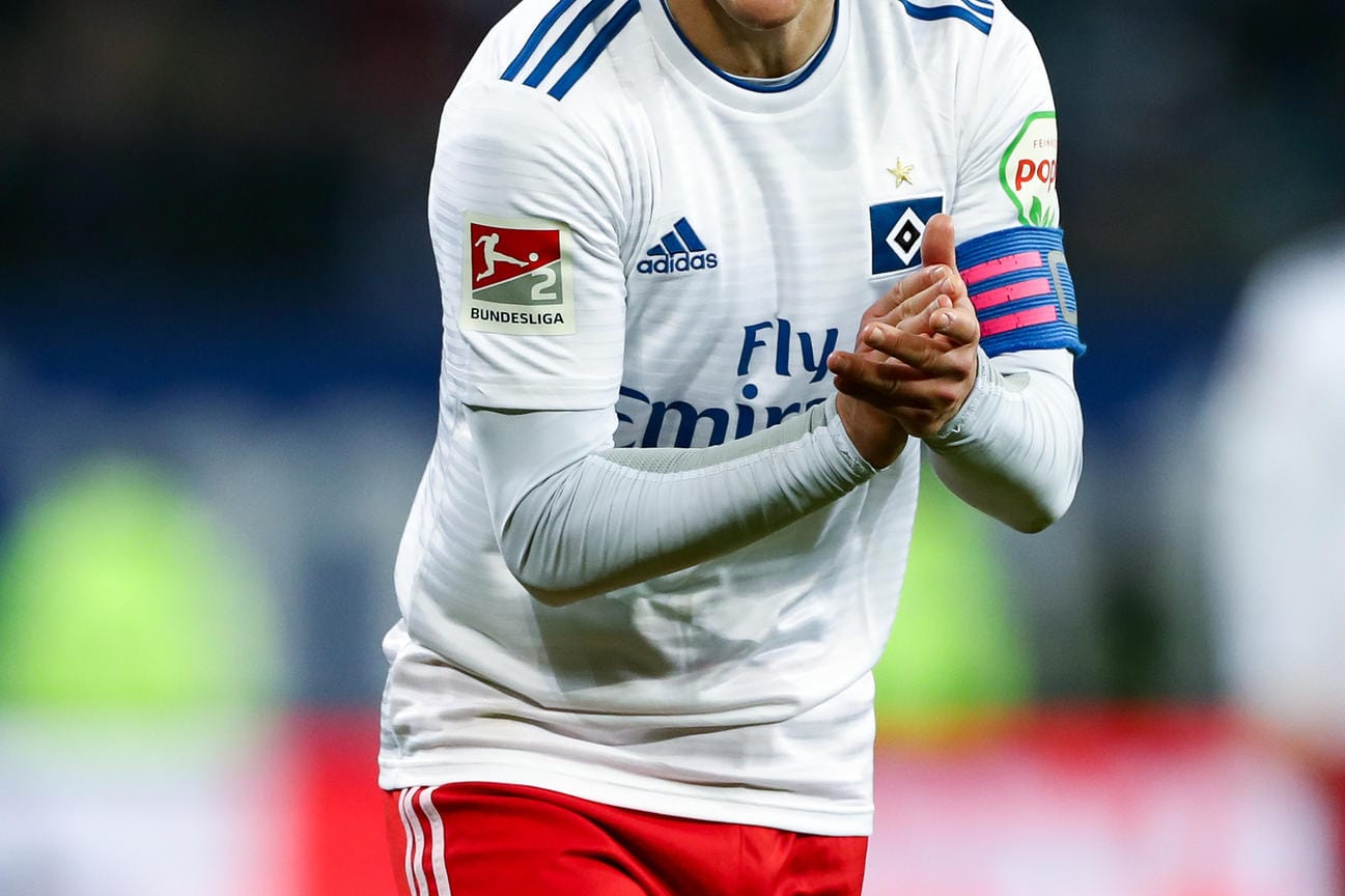 Lewis Holtby will mit dem HSV ins Halbfinale einziehen.