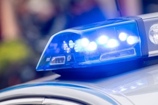 Blaulicht der Polizei: Ein Mädchen ist von einem Traktor überrollt worden.