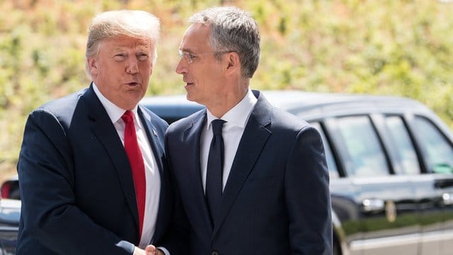 US-Präsident Donald Trump und Nato-Generalsekretär Jens Stoltenberg bei einem Treffen in Brüssel. US-Präsident Donald Trump und Nato-Generalsekretär Jens Stoltenberg bei einem Treffen in Brüssel.