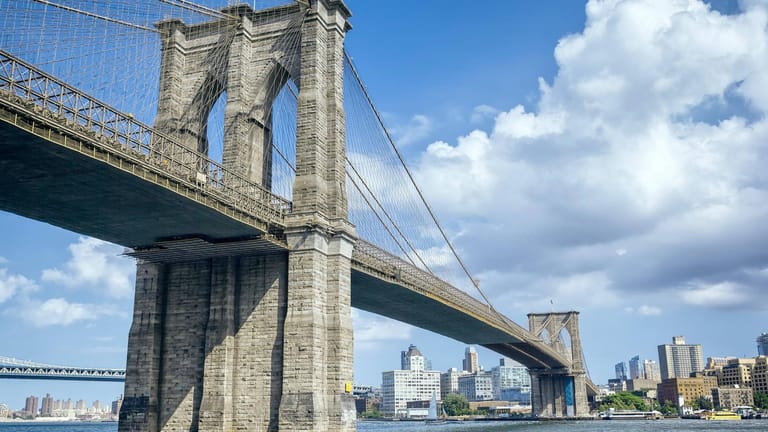 Die Brooklyn Bridge in New York: Die Brücke verbindet die Stadtteile Brooklyn und Manhattan miteinander.