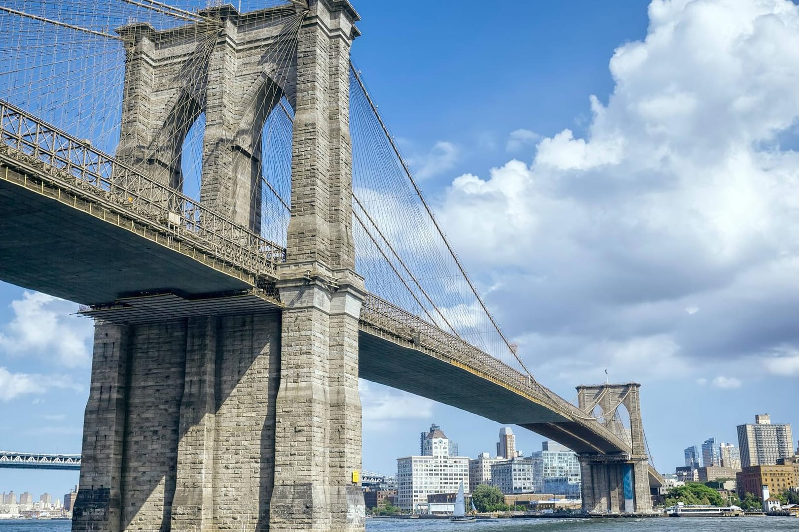 Die Brooklyn Bridge in New York: Die Brücke verbindet die Stadtteile Brooklyn und Manhattan miteinander.