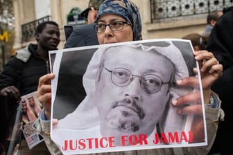 Proteste vor der saudischen Botschaft in Paris im Oktober: Die Ermordung des Journalisten Jamal Khashoggi hat das saudische Königshaus in Verruf gebracht.