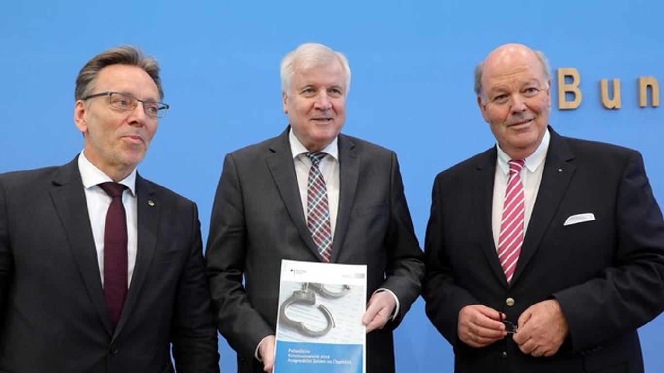BKA-Präsident Münch (l-r), Bundesinnenminister Seehofer und Schleswig-Holsteins Innenminister Grote stellen in Berlin die Polizeiliche Kriminalstatistik (PKS) 2018 vor.
