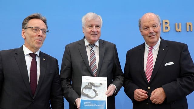 BKA-Präsident Münch (l-r), Bundesinnenminister Seehofer und Schleswig-Holsteins Innenminister Grote stellen in Berlin die Polizeiliche Kriminalstatistik (PKS) 2018 vor. BKA-Präsident Münch (l-r), Bundesinnenminister Seehofer und Schleswig-Holsteins Innenminister Grote stellen in Berlin die Polizeiliche Kriminalstatistik (PKS) 2018 vor.