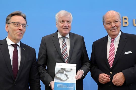 BKA-Präsident Münch (l-r), Bundesinnenminister Seehofer und Schleswig-Holsteins Innenminister Grote stellen in Berlin die Polizeiliche Kriminalstatistik (PKS) 2018 vor.