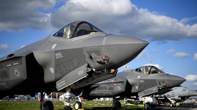 F-35-Kampfjet auf der Luftfahrtmesse ILA im brandenburgischen Schönefeld. F-35-Kampfjet auf der Luftfahrtmesse ILA im brandenburgischen Schönefeld.