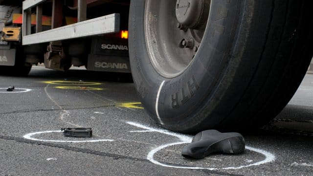 Spurensicherung nach einem schweren Unfall in Berlin - auch hier war ein Lkw im Spiel.