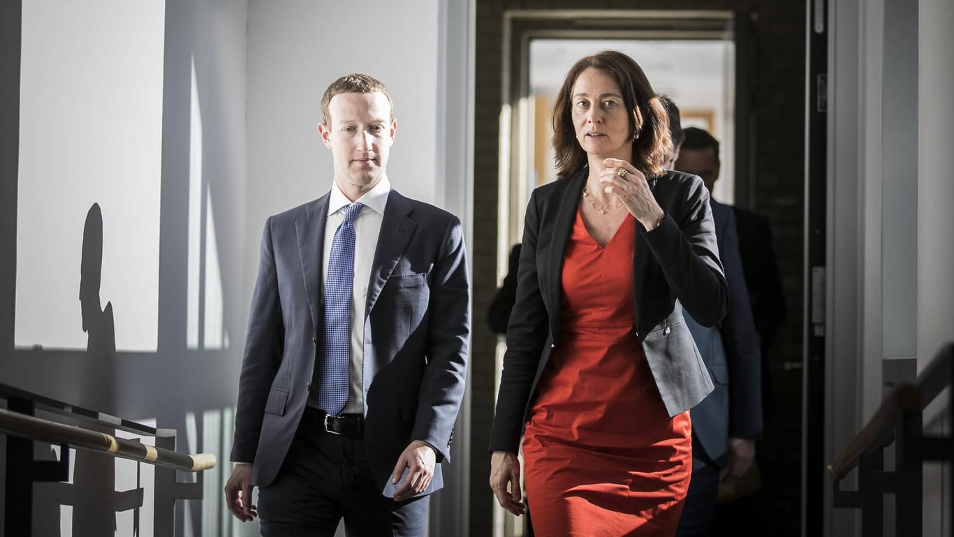 Facebook-Chef Mark Zuckerberg (l.) hat Bundesjustizministerin Katarina Barley (r.) bei einem Treffen in Berlin nicht überzeugen können.