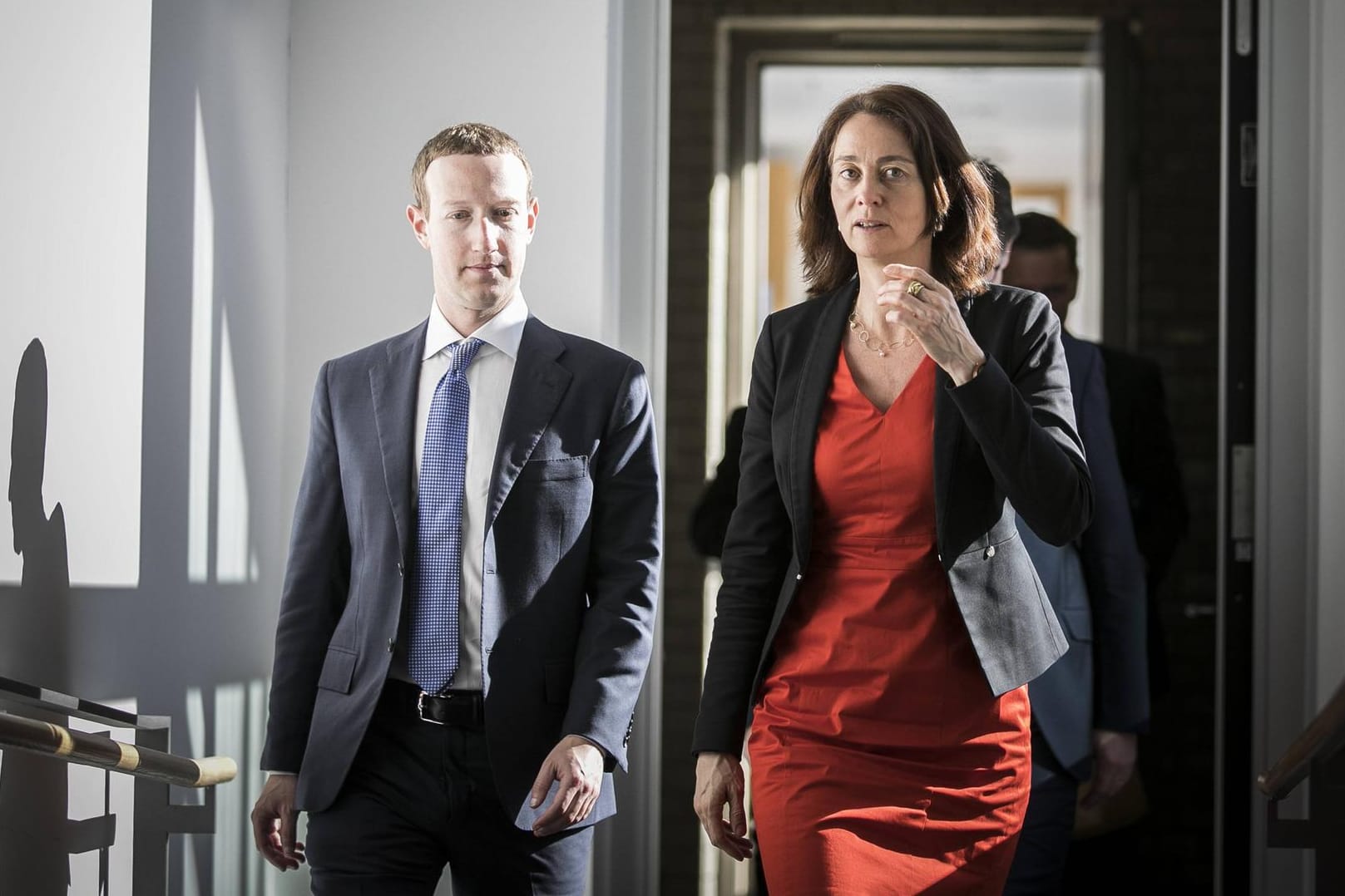 Facebook-Chef Mark Zuckerberg (l.) hat Bundesjustizministerin Katarina Barley (r.) bei einem Treffen in Berlin nicht überzeugen können.